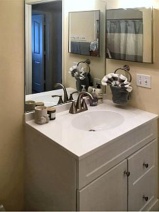 Mit einem KLICK aufs Bild vergr&ouml;ssert es sich. Mit F11 macht man es noch gr&ouml;sser. Mit dem grossen Bild wird gleichzeitig eine SLIDE-SHOW zur Verf&uuml;gung gestellt. Es geht VOR oder ZUR&Uuml;CK in dem man RECHTS oder LINKS auf das grosse Bild klickt. Beendet wird die Gross-Darstellung durch KLICK in den abgedunkelten Bereich oder auf (x).