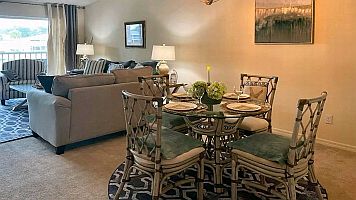 Mit einem KLICK aufs Bild vergr&ouml;ssert es sich. Mit F11 macht man es noch gr&ouml;sser. Mit dem grossen Bild wird gleichzeitig eine SLIDE-SHOW zur Verf&uuml;gung gestellt. Es geht VOR oder ZUR&Uuml;CK in dem man RECHTS oder LINKS auf das grosse Bild klickt. Beendet wird die Gross-Darstellung durch KLICK in den abgedunkelten Bereich oder auf (x).