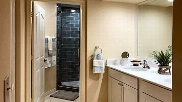 Mit einem KLICK aufs Bild vergr&ouml;ssert es sich. Mit F11 macht man es noch gr&ouml;sser. Mit dem grossen Bild wird gleichzeitig eine SLIDE-SHOW zur Verf&uuml;gung gestellt. Es geht VOR oder ZUR&Uuml;CK in dem man RECHTS oder LINKS auf das grosse Bild klickt. Beendet wird die Gross-Darstellung durch KLICK in den abgedunkelten Bereich oder auf (x).