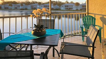 Mit einem KLICK aufs Bild vergr&ouml;ssert es sich. Mit F11 macht man es noch gr&ouml;sser. Mit dem grossen Bild wird gleichzeitig eine SLIDE-SHOW zur Verf&uuml;gung gestellt. Es geht VOR oder ZUR&Uuml;CK in dem man RECHTS oder LINKS auf das grosse Bild klickt. Beendet wird die Gross-Darstellung durch KLICK in den abgedunkelten Bereich oder auf (x).