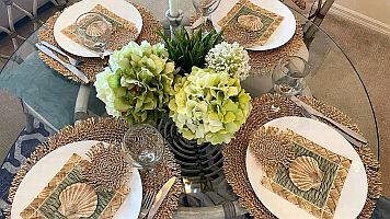 Mit einem KLICK aufs Bild vergr&ouml;ssert es sich. Mit F11 macht man es noch gr&ouml;sser. Mit dem grossen Bild wird gleichzeitig eine SLIDE-SHOW zur Verf&uuml;gung gestellt. Es geht VOR oder ZUR&Uuml;CK in dem man RECHTS oder LINKS auf das grosse Bild klickt. Beendet wird die Gross-Darstellung durch KLICK in den abgedunkelten Bereich oder auf (x).